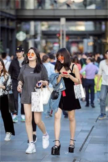 抖音兰兰鹿鹿沙发视频