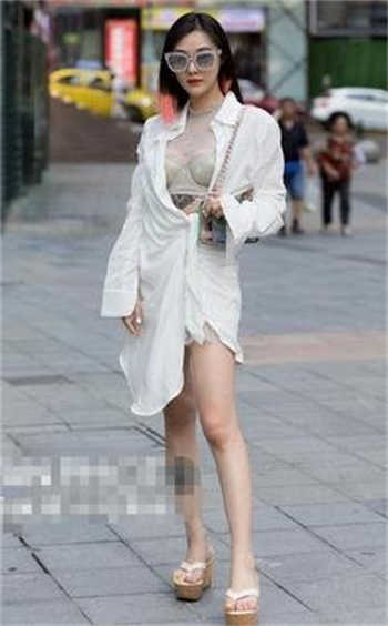 商务老板给女老板戴绿帽子