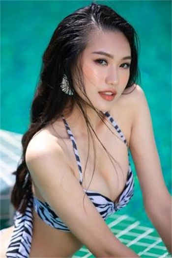 边打电话捂着嘴不出声