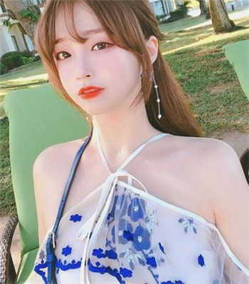 在图书馆穿裙子坐着看书
