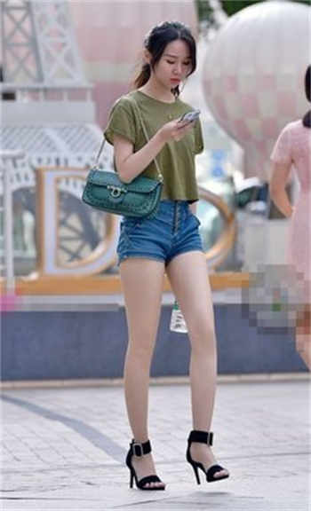 商务旅行戴帽子女老板同行