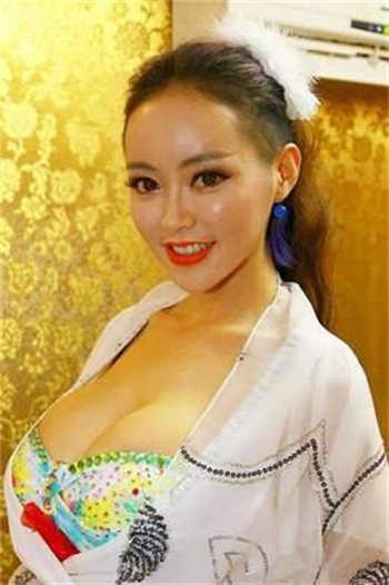 突袭男尤宿舍艾秋