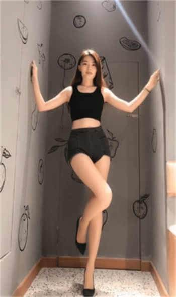 一家人相互换着曰晓红