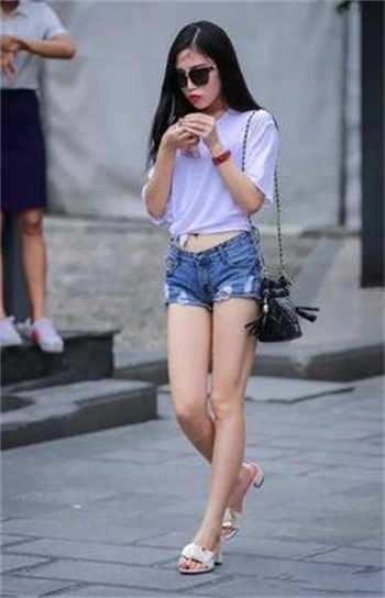 抱着妹妹打扑克