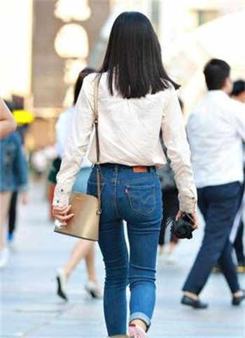 在摇晃的电车里