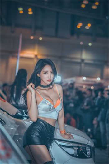 我的妻子小谨在银行工作